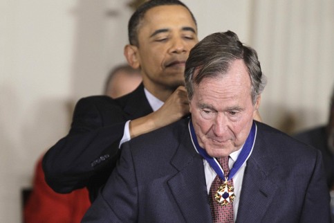 US-Präsident Obama hängt einem seiner Amtsvorgänger, George H. W. Bush, die Freiheitsmedaille um – die höchste zivile Auszeichnung der USA