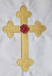 Rose-croix_sur_nappe_autel.jpg